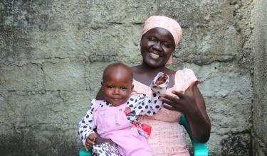 Aminata Kebbie sits with her daughter, Susan, whom she safely delivered at the PIH-supported Koidu Government Hospital.