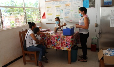 Community health worker Leini Escalante records a patient's personal information. Photo by Paola Rodriguez / PIH.