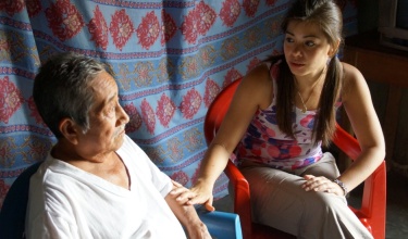 Dr. Valeria Macías, now executive director of Compañeros En Salud, speaks with a patient during her year of service as a pasante in 2014. 