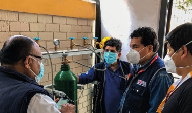 Socios En Salud staff train clinicians on the installation and maintenance of oxygen equipment.